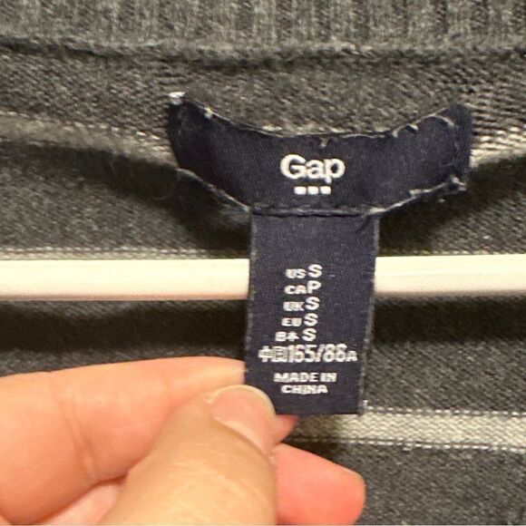 Women’s GAP Factory Grey Striped V-Neck Sweater Size Small - Picture 3 of 4